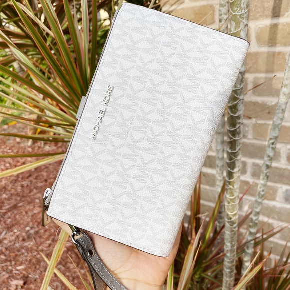 Gaby’sBags💕NWT Michael Kors Wristlet - Picture 7 of 8